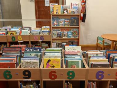 Imatge del mobiliari de la Sala Infantil i Juvenil